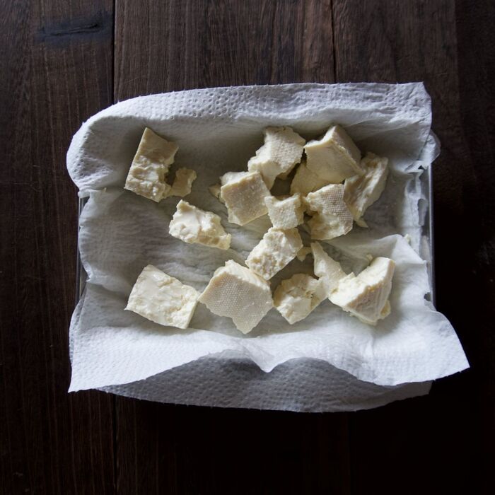 1 豆腐の水気を切ります。