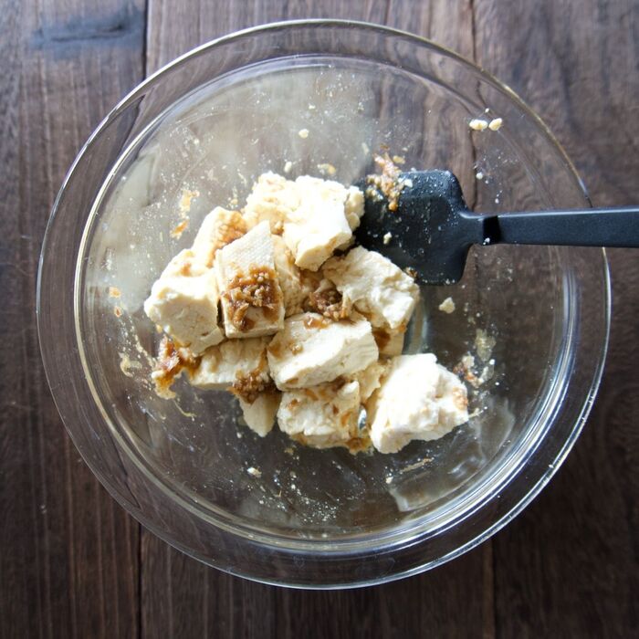 4 豆腐の水気をさらに切って和えます。