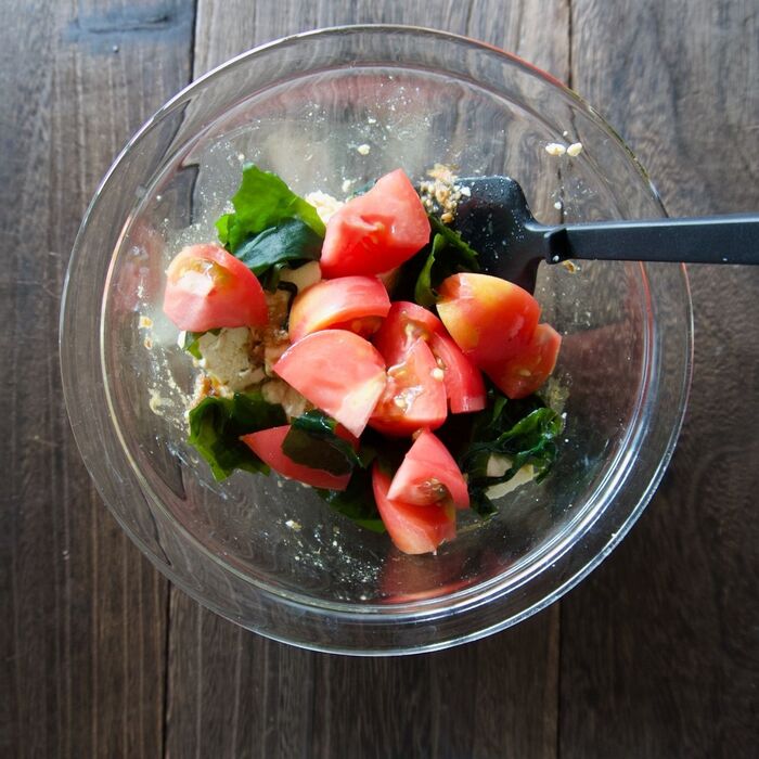 5 わかめとトマトも入れて和えます。