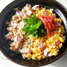 火を使わず時短で完成! 電子レンジで作る可愛い3色丼(紅生姜トッピング)