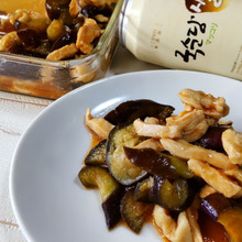 茄子が美味で止まらない!ヘルシー鶏むね肉の韓国風レンジ蒸し!めんつゆとごま油、コチュジャンで簡単調味