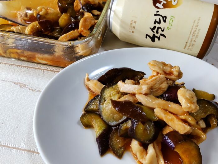 茄子が美味で止まらない!ヘルシー鶏むね肉の韓国風レンジ蒸し!めんつゆとごま油、コチュジャンで簡単調味