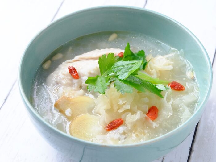 【くらし薬膳】季節の変わり目による乾燥肌対策にも♪白きくらげのサムゲタン風スープ
