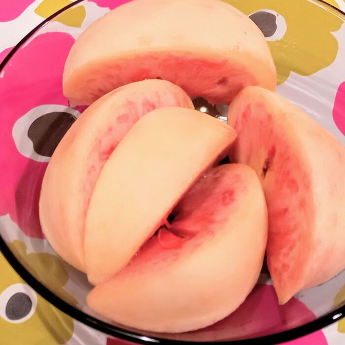 綺麗に剥け過ぎて、一見硬い桃?とイエイエ柔らか〜い桃です