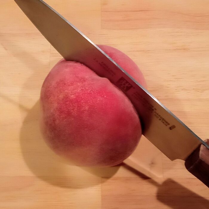 先ずは、みんながやっている様に中の種に沿わせる様にクルッと切込みを