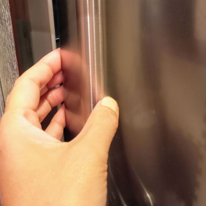 脇から開けたりするので、何気に手あか?