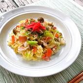 【しめじとベーコンのそばめし】便利な野菜だし使用!