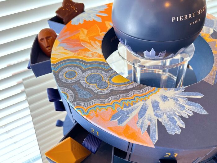 毎年定番のアドベントカレンダーも鉱物をイメージ!