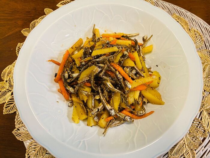 我が家の定番!じゃがいもと煮干しのピリ辛炒め煮