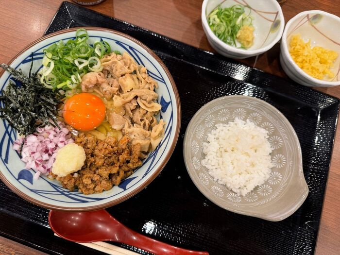 【丸亀製麺秋の新作】食欲の秋にピッタリな『旨辛 肉盛りまぜ玉うどん』&『丸亀うどーなつ』