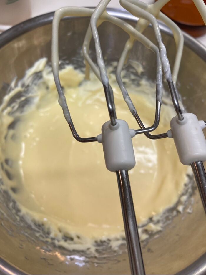 クリームチーズを軟らかくしたらボールに入れて泡立ててグラニュー糖を加えて更に泡立てる