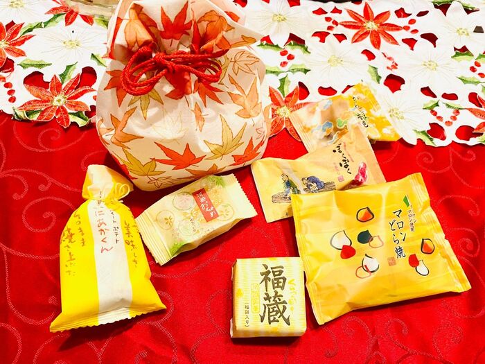 お土産にもオススメ!紅葉の茶巾に入った銘菓