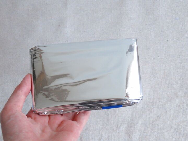 【ダイソー】ただのエマージェンシーシートじゃない!一歩先を行く防災グッズがあるの、知ってる?