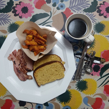 【今朝のあさマンマ】ベサン(besan)のパン、厚切りベーコン、バターナッツ、アメリカーノ