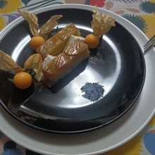 おさつテリーヌ挟まれるクリチ、フェサリス添え