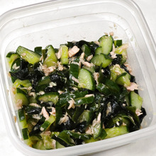 面倒な手間をはぶいてめっちゃ簡単!ツナとわかめときゅうりの酢の物。