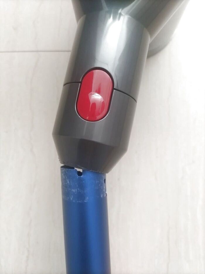 使用1ヵ月でグラグラ、そしてポキッと【Dyson掃除機】新品同様に!