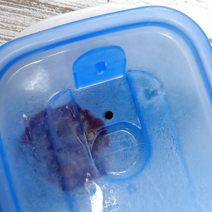 食べる際はエアー弁を開けて蒸気を逃し、600Wで7分位を目安に加熱してお召し上がりください。