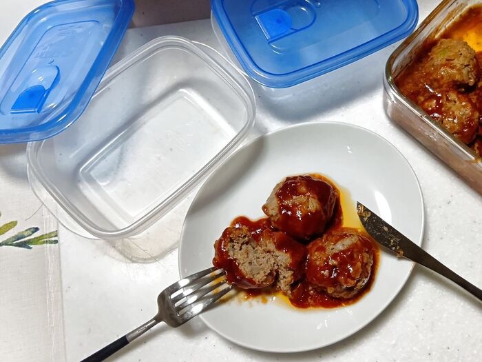さらに、このハンバーグを使って、2個分の「作り置き冷凍保存弁当」にしてみましたよ!