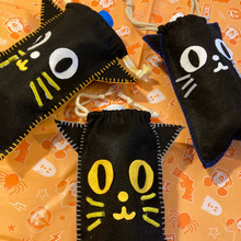 100均フェルトで簡単手作り!手縫いでチクチク黒猫のペットボトルホルダー!