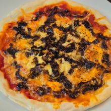 市販のピザを使って簡単クモの巣ピザ。