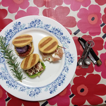 高野パンのburger仕立て、ポテサラ、ベーコン、ゴルゴン