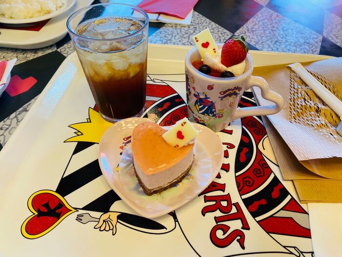 デイズニーランド!デザートで頼んだアリスの食器!タダでもらえるよ♪