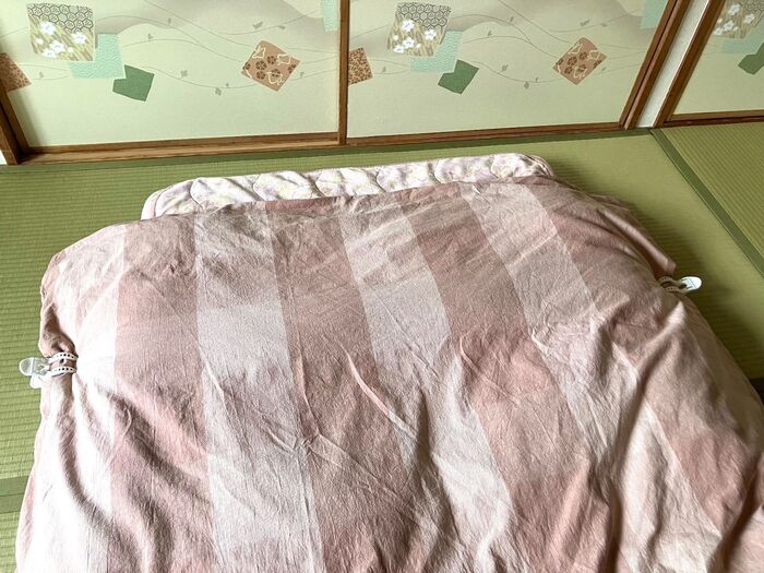 【ダイソー100円で♪】羽毛布団と毛布がずり落ちない工夫
