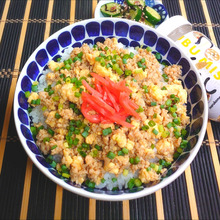 レンジで簡単♪オイ味噌親子そぼろどーん