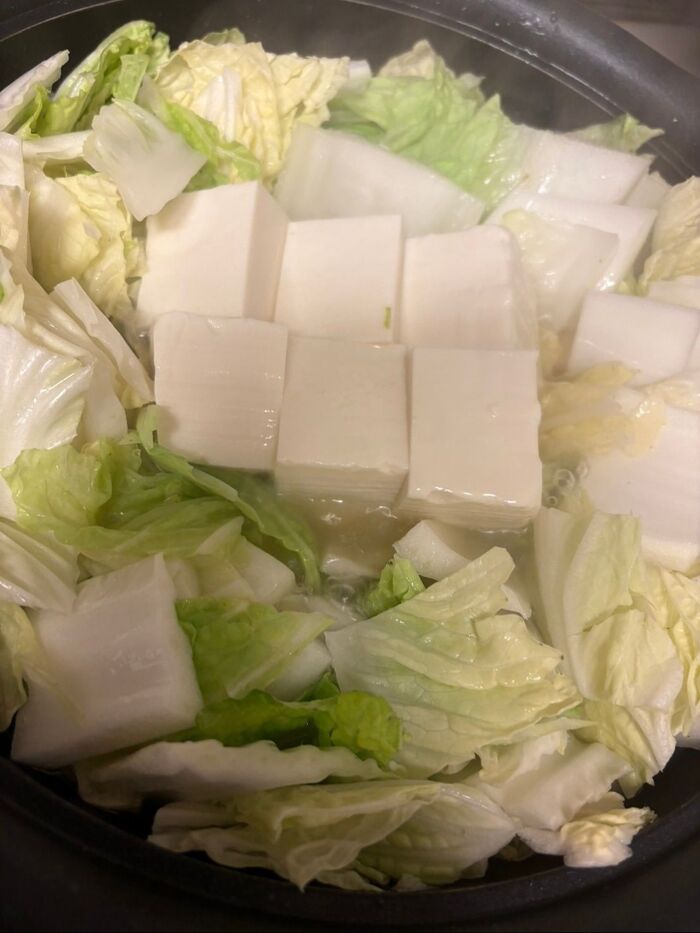 まず白菜と豆腐を入れて煮込んでください♪