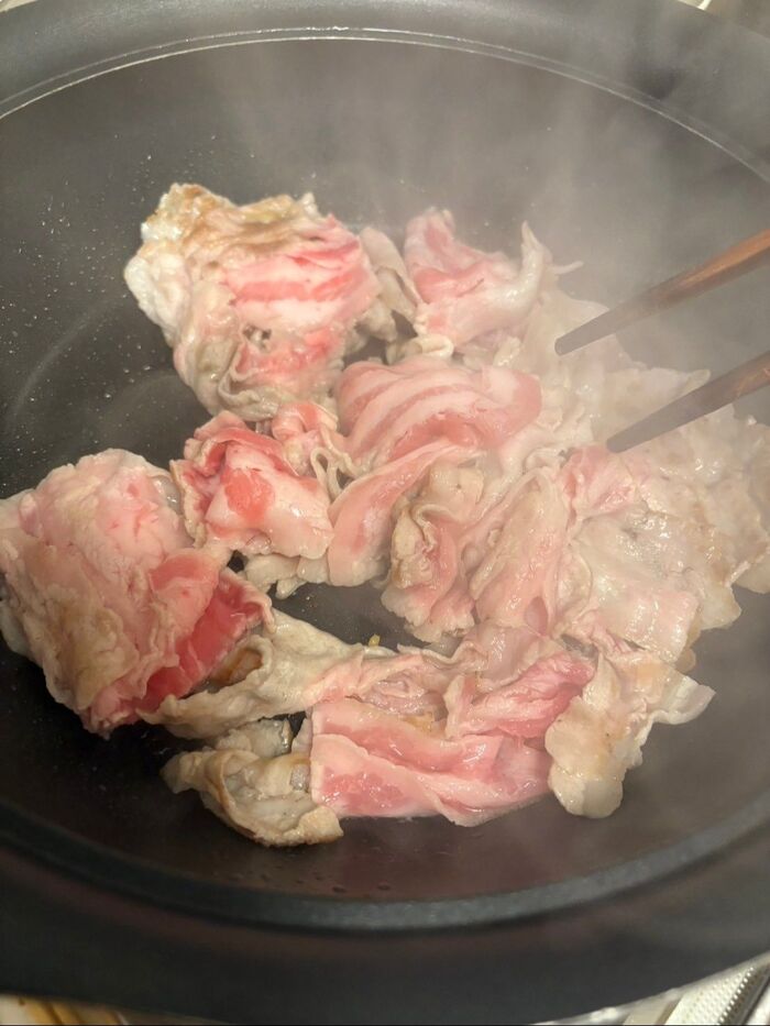 小口に切った豚バラ肉を良く焼きます♪