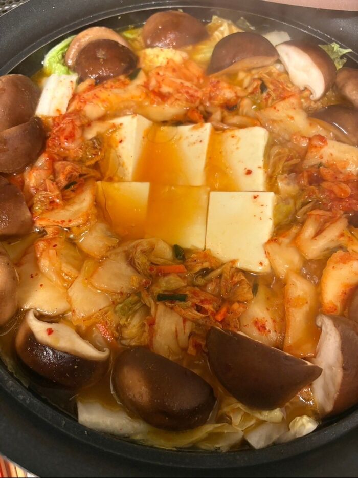 豆腐の周りに<シイタケ>と<キムチ>を1パック汁ごと全部入れちゃいます♪