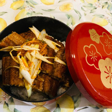 特製たれで食べる「韓国風鰻丼」