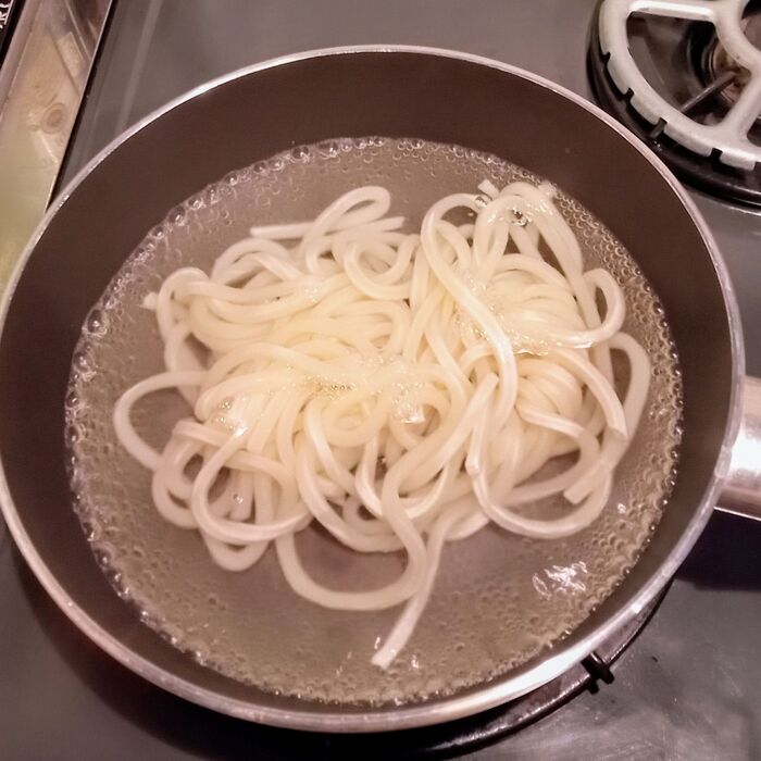 直ぐに入れた状態!がこれなので、少しほぐして味付けをして具材を入れたら完成
