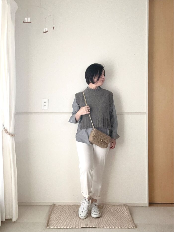 ボトムス② オフホワイトのテーパードパンツ