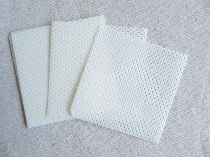 【ダイソー】水に濡らすと驚きの変化が!?仰天発想の白いシートが優秀すぎた!