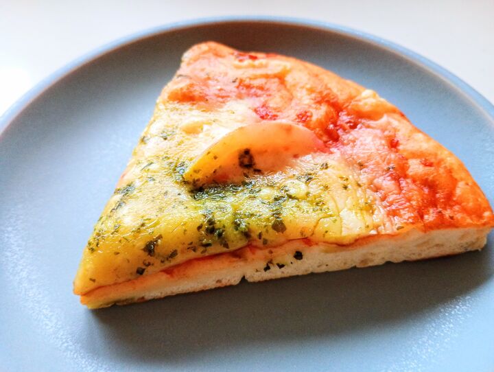 冷めたピザはレンジで温めないで!焼きたての味を復活させる3分裏ワザ。トースターも使いません