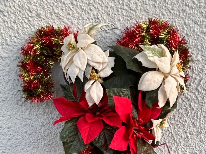 オーナメントとポインセチアを組み合わせる