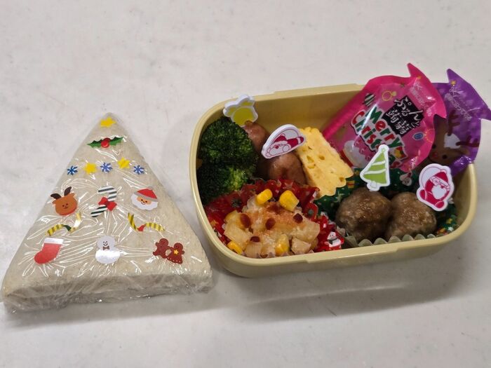 セリアのクリスマスグッズで簡単!ツリーサンドイッチ弁当!