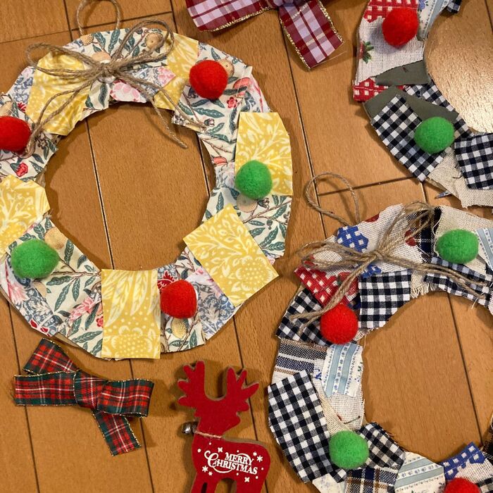 100均材料&ハギレで手作り!15分でできるカントリー風クリスマスリース