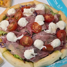 バジルソースで生ハムのサラダピザ。