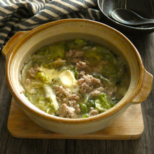 10分で完成!「たっぷりレタスとひき肉の味噌バター鍋」