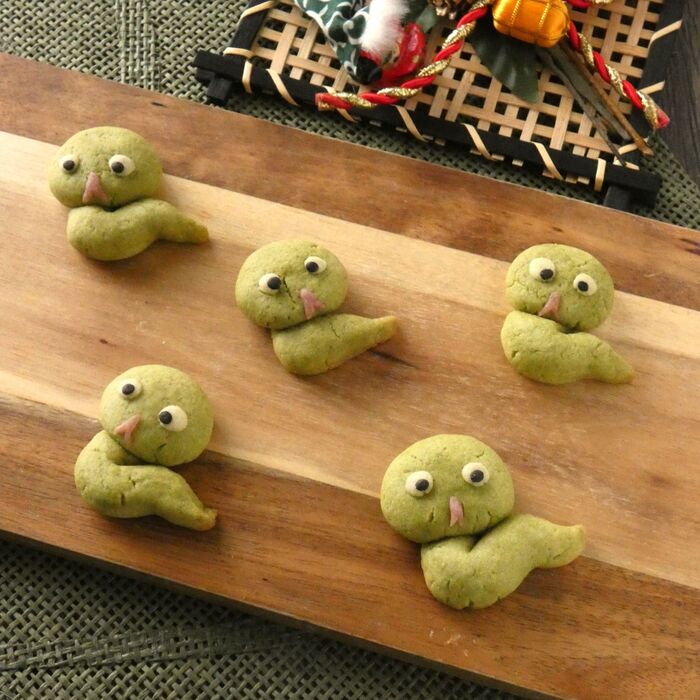 お正月にぴったり!「型なし!ヘビのデコクッキー」