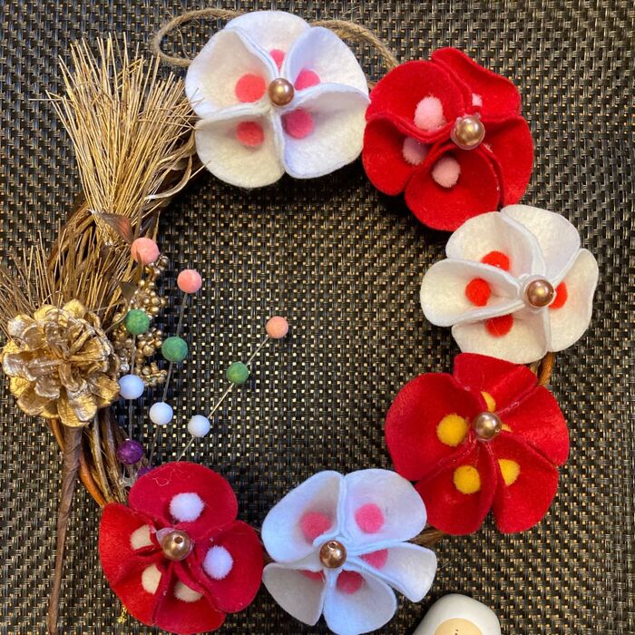 100均材料で手作り!縫わない布の花のお正月リース(^^)
