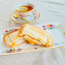 ホットサンドメーカーで作るお餅サンド♪たまらない〜