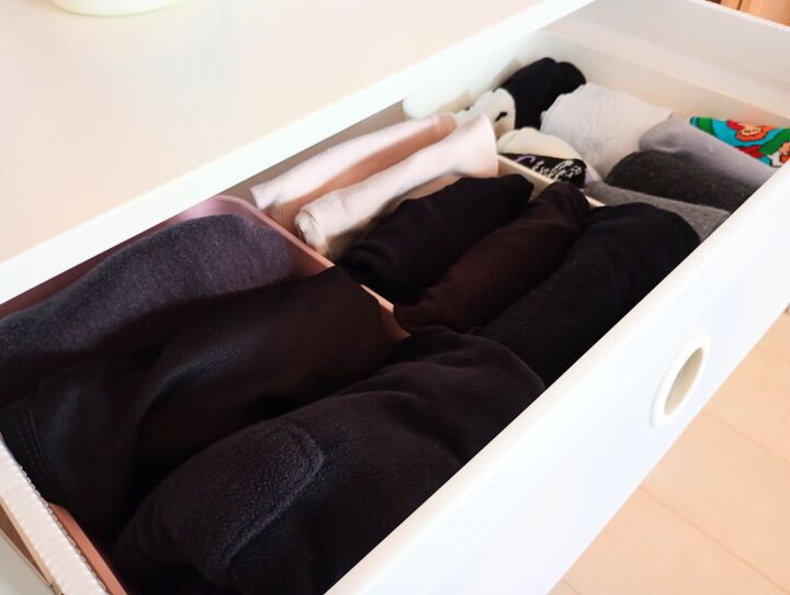冬の黒ヒートテック、黒タイツ…収納が【黒インナーだらけ】問題どうする?100均アイテムで一発解決♪