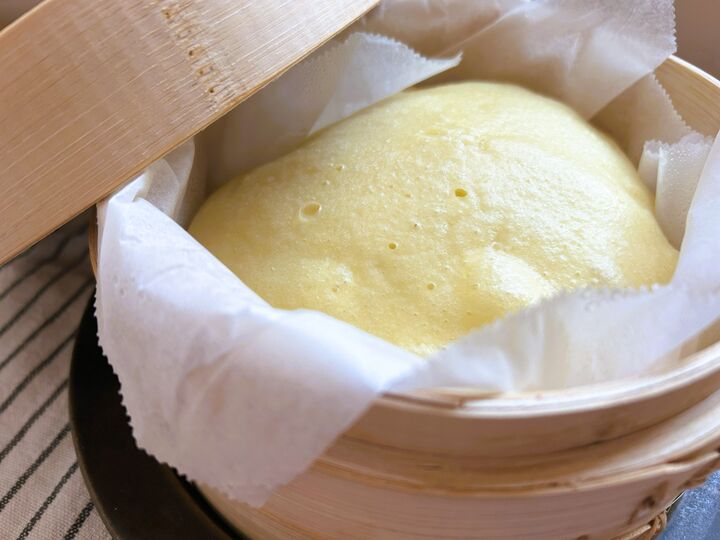 【インパクト大】ど~ん!と蒸篭いっぱいの巨大蒸しパン、じわじわ来ている?!HMで簡単に作れて、ご飯がない日にお役立ち♪