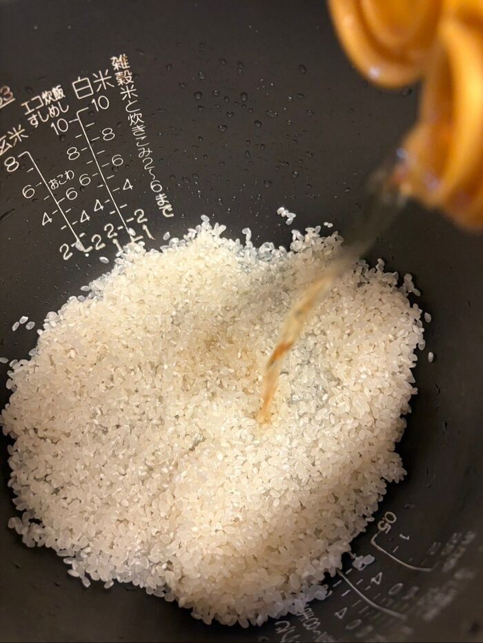 研いだお米に白出汁をグルグルと3周分くらい入れました!