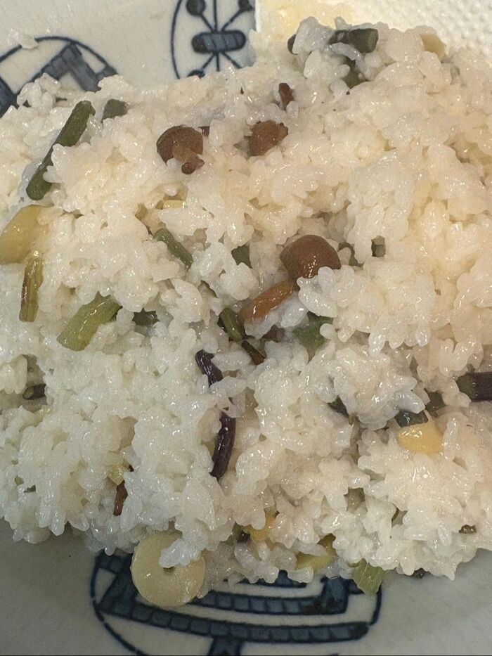 炊き立てを良く混ぜると山菜おこわの完成です♪