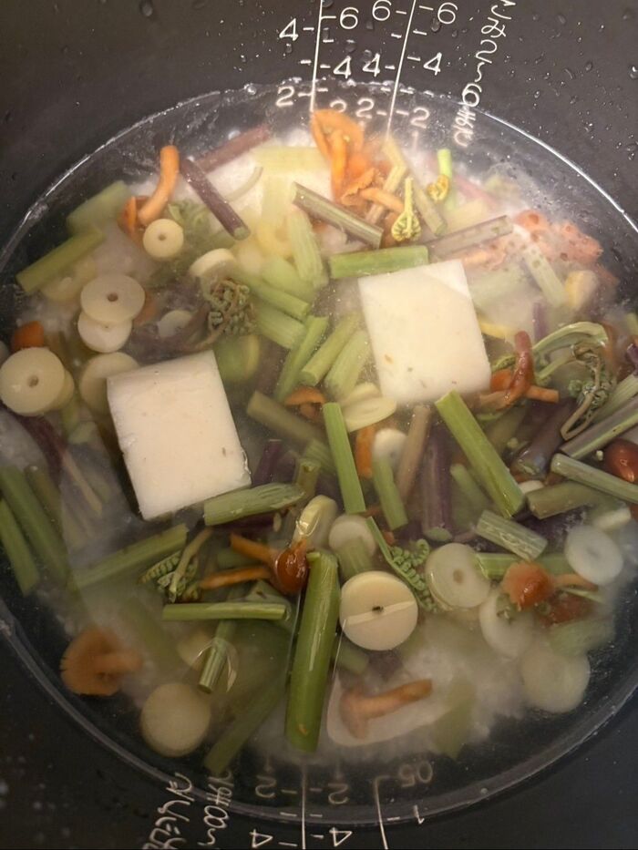 炊飯ジャーのメモリに合わせて水加減してから山菜と餅を入れます♪